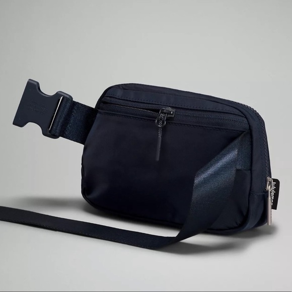 Lululemon Everywhere Belt Bag True Navy - Picture 3 of 4